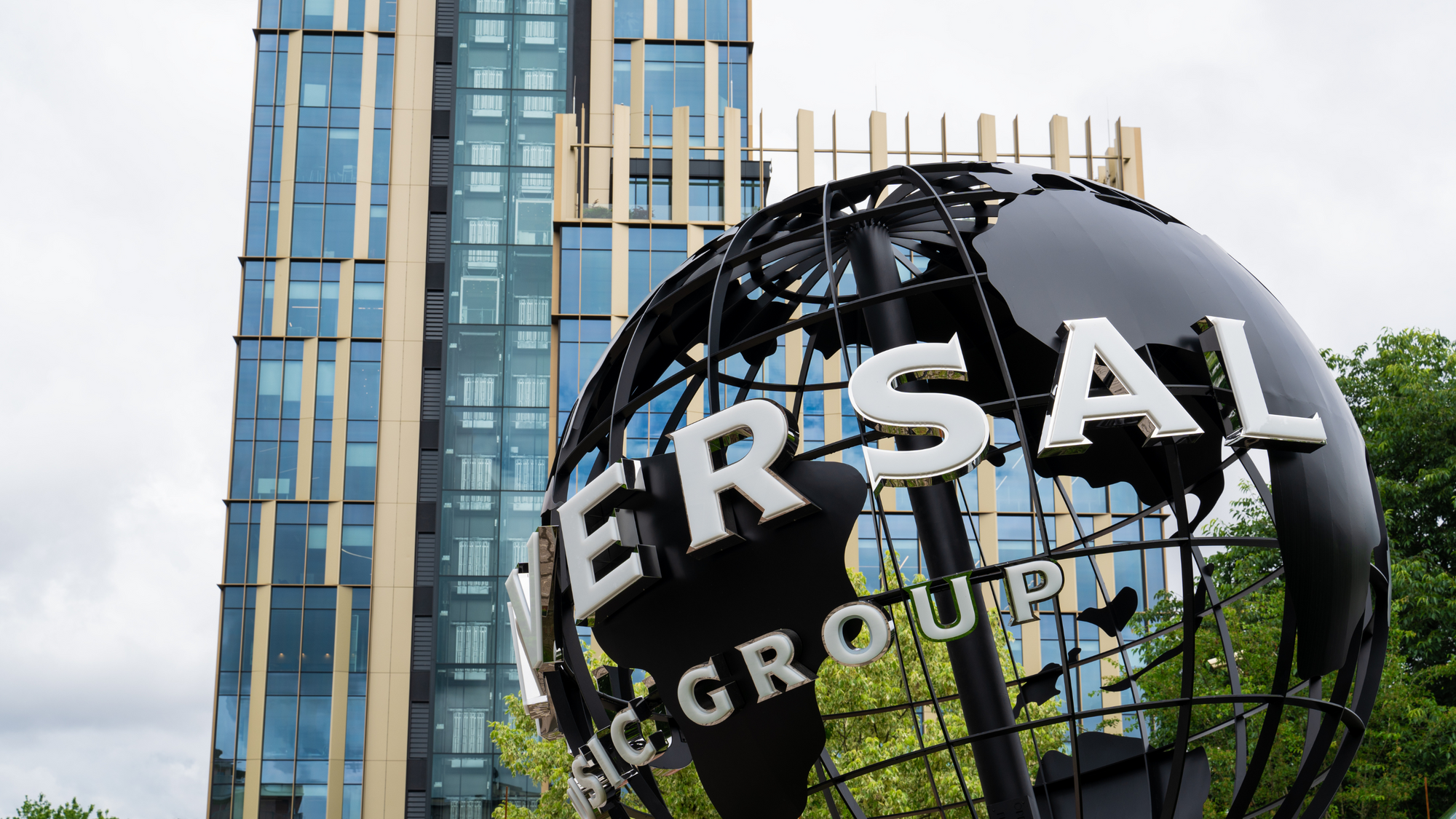 Capturing the Craft of the 3D Universal Music Logo Installation